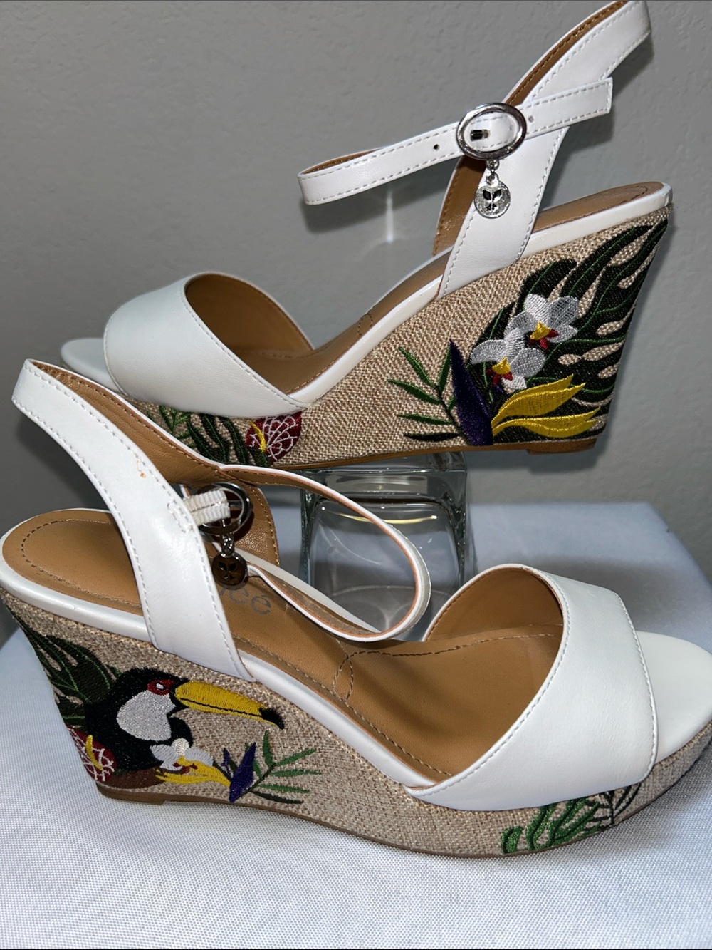 J. Renee EUC White with Toucan Sea Greens Burlap Look Platform Wedge Sz 7.5 Wide